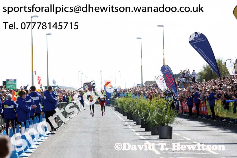 Stanley Biwott and Mo Farah sprint for the finishing line in the mens Morrisons Great North Run. Photo: David T. Hewitson/Sports for All Pics